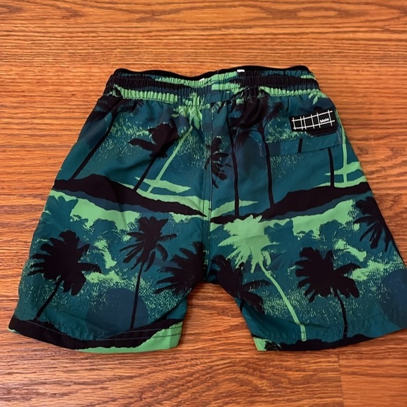 Molo Boy’s Green Swim Trunks Size 3/4 - Picture 3 of 3
